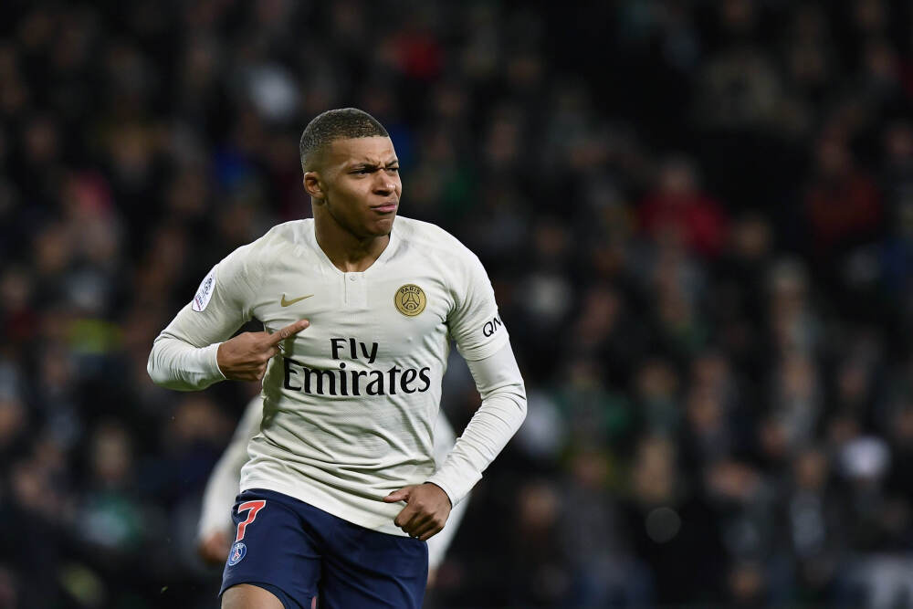 贝蒂斯队友整蛊福纳尔斯要他给姆巴佩颁奖，福纳尔斯：皇马玩我？